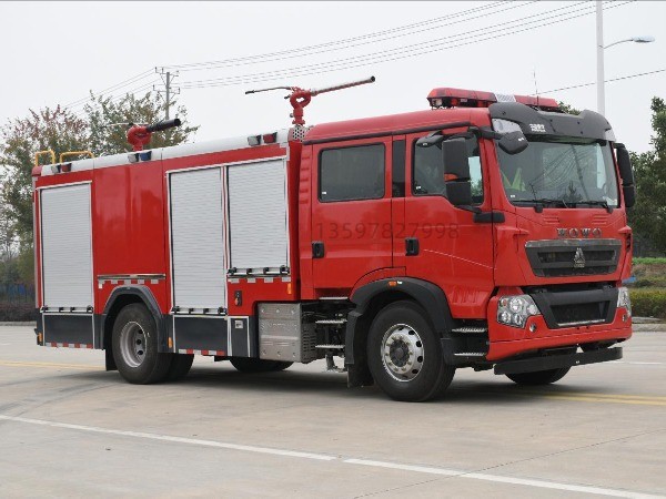 豪沃6.5吨干粉泡沫联用消防车