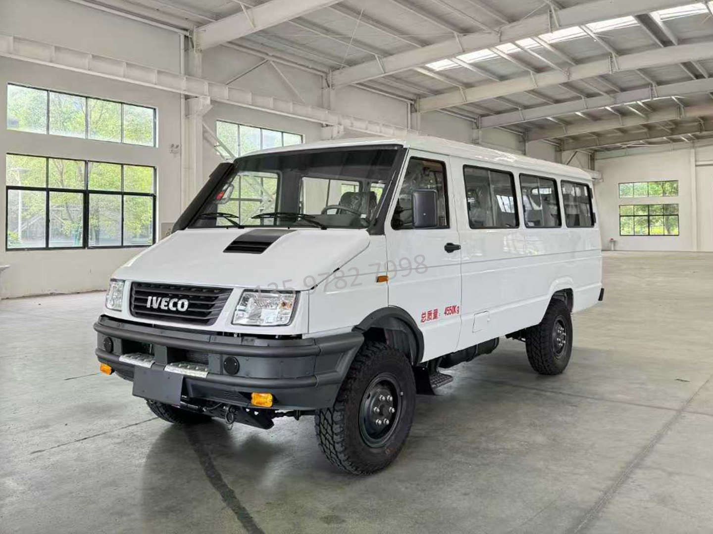 四驱依维柯10-17座运兵车