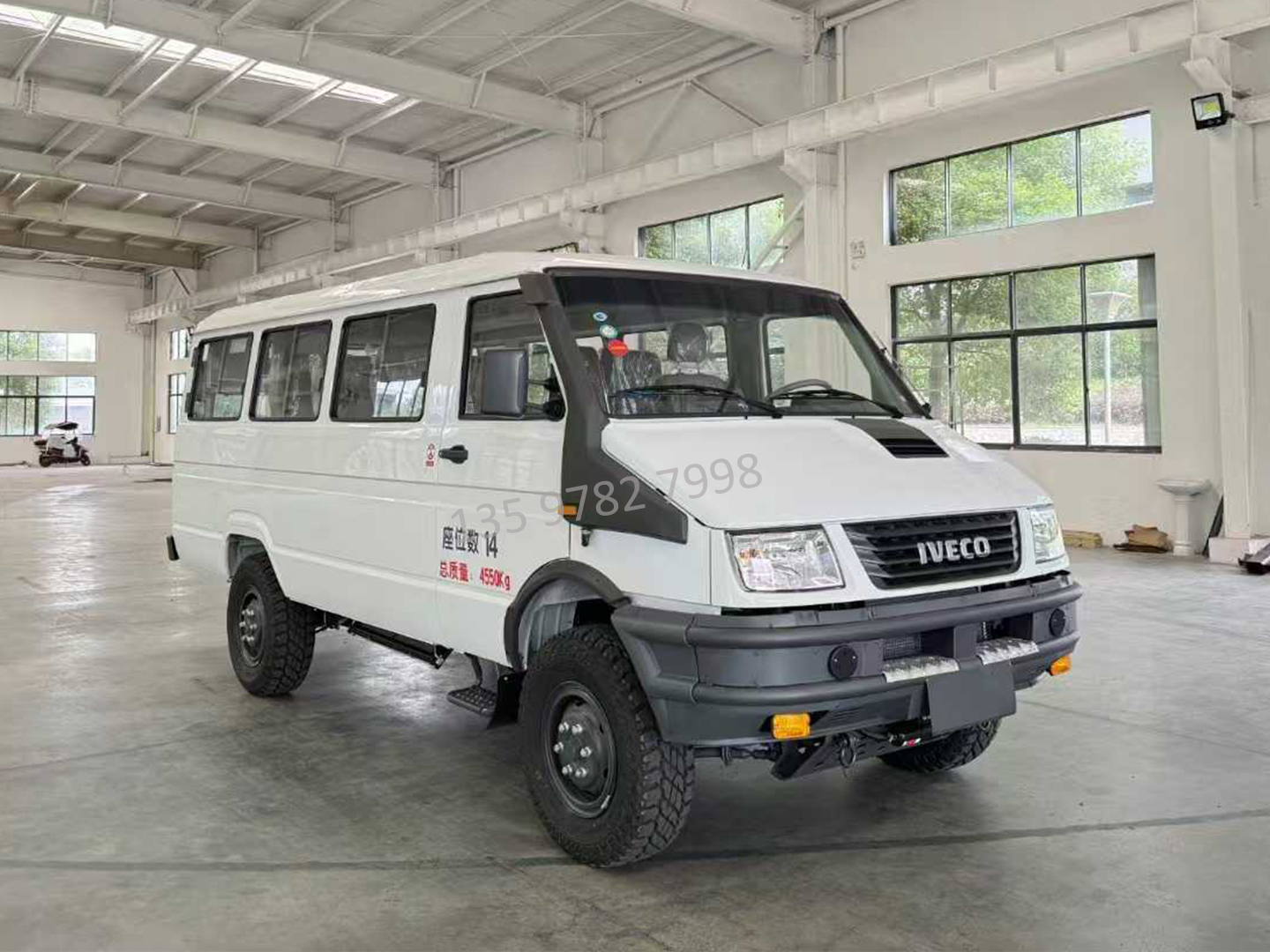 四驱依维柯10-17座运兵车