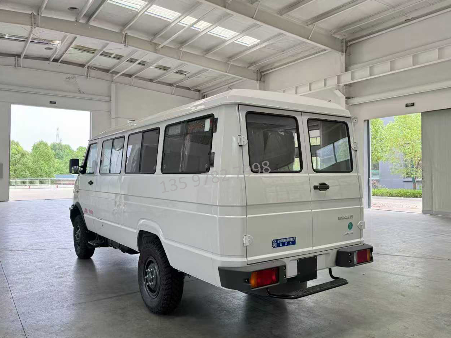 四驱依维柯10-17座运兵车