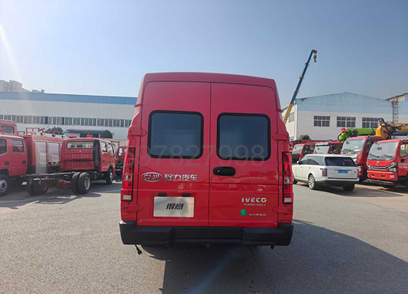 依维柯10-14座运兵车